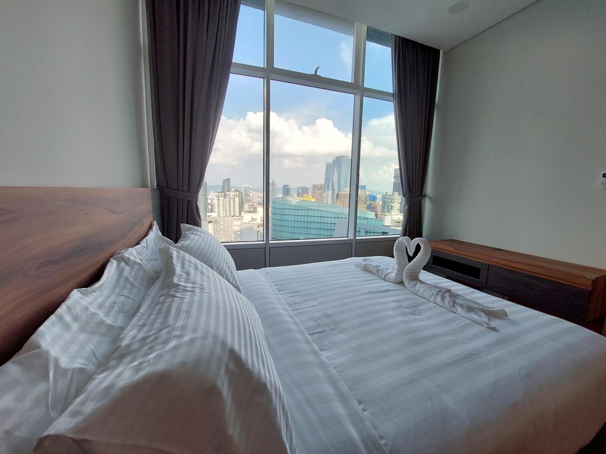 Sky Suites With Klcc Twin Tower View By Irent365 Kuala Lumpur Room photo